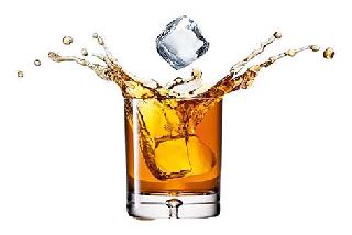 Striking action by the police on the illegal liquor shoppers | बेकायदा दारूविक्री करणाऱ्यांवर पोलिसांकडून धडक कारवाई Striking action by the police on the illegal liquor shoppers | बेकायदा दारूविक्री करणाऱ्यांवर पोलिसांकडून धडक कारवाई