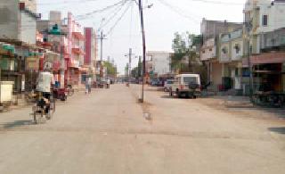 Divider flat, electric pole on the road | दुभाजक सपाट, रस्त्यातच विद्युत खांब Divider flat, electric pole on the road | दुभाजक सपाट, रस्त्यातच विद्युत खांब
