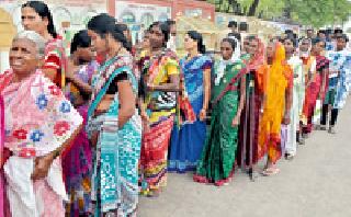 Atrocities against encroachment | अतिक्रमणग्रस्तांची कचेरीवर धडक Atrocities against encroachment | अतिक्रमणग्रस्तांची कचेरीवर धडक
