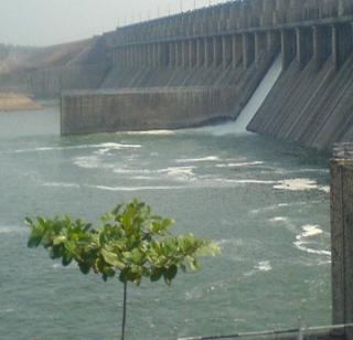 The water storage in the Ujni dam is 1 percent | उजनी धरणातील पाणीसाठ्यात १ टक्के वाढ