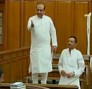 Video: The mess of the BJP MLA standing on the table in the Legislative Assembly | व्हिडिओ : विधानसभेत टेबलवर उभे राहून भाजपच्या आमदाराचा गोंधळ