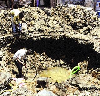In the water scarcity, two water pipes sprouted | ऐन पाणीटंचाईत शहरात दोन जलवाहिन्या फुटल्या
