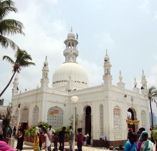 Haji Ali will decide on June 28 | हाजी अली प्रवेशाचा निर्णय २८ जूनला Haji Ali will decide on June 28 | हाजी अली प्रवेशाचा निर्णय २८ जूनला