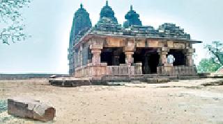 Neglected Hemadpanthi Temple: | दुर्लक्षित हेमाडपंथी मंदिर :