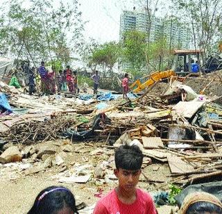 Huts of Green belt removed | हरित पट्ट्यातील झोपड्या हटविल्या