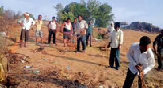 Madagiri villager for cleanliness of smashaghat gardens | स्मशानघाट स्वच्छतेसाठी माडगी ग्रामस्थ सरसावले Madagiri villager for cleanliness of smashaghat gardens | स्मशानघाट स्वच्छतेसाठी माडगी ग्रामस्थ सरसावले