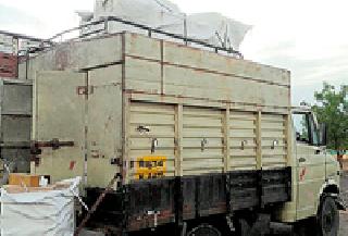 4.35 lakh worth of aromatic tobacco seized | ४.३५ लाखांचा सुगंधित तंबाखू जप्त 4.35 lakh worth of aromatic tobacco seized | ४.३५ लाखांचा सुगंधित तंबाखू जप्त