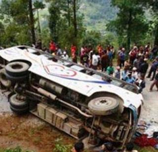 8 killed, 20 injured in road crash in 150 feet | १५० फूट दरीत बस कोसळून ८ जणांचा मृत्यू, २० जखमी