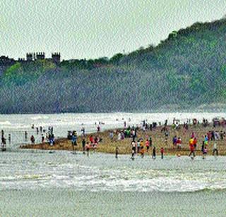 A crowd of tourists on the coast of Kashid | काशिद समुद्रकिनारी पर्यटकांची गर्दी