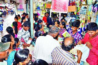 Sculpture in the market for the purchase of school items | शालेय वस्तू खरेदीसाठी बाजारपेठेत झुंबड