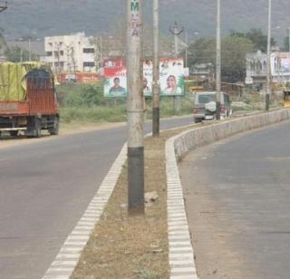 Due to the division, the canal road was blocked | दुभाजकामुळे कॅनॉल रस्ता अडला