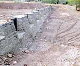 There is no water in Kolhapuri dam | कोल्हापुरी बंधाऱ्यात कधी पाणी साचलेच नाही There is no water in Kolhapuri dam | कोल्हापुरी बंधाऱ्यात कधी पाणी साचलेच नाही
