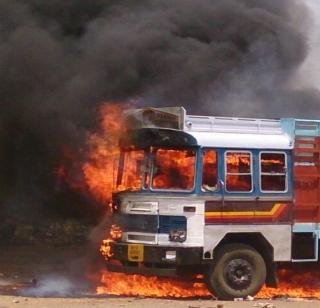 The truck carrying the cattle for the slaughter was burnt, 29 killed 11 dead cattle | कत्‍तलीसाठी गुरे घेऊन जाणारा ट्रक पेटविला, २९ मृत ११ जिवंत गुरांना काढले बाहेर