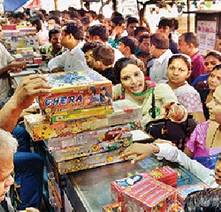 Smokin small customers in the market | बाजारात छोट्या ग्राहकांची धूम