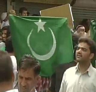 Fadkal Pakistani flag in Srinagar | श्रीनगरमध्ये फडकला पाकिस्तानी झेंडा