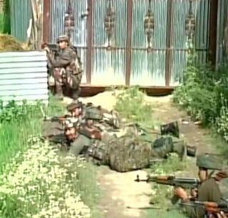 In Kashmir, militants killed during the encounter with the army | जम्मू काश्मीरात लष्करासोबत चकमकीदरम्यान दहशतवादी ठार