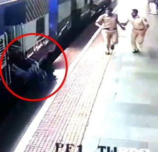 Video - Police have escaped from the railway station, and police escaped | व्हिडिओ - धावत्या रेल्वेत चढण्याच्या नादात आला रेल्वेखाली, पोलिसांनी वाचवलं