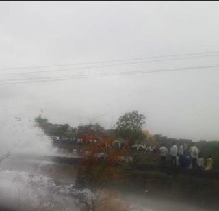 Ahmednagar: The rail track collapsed due to the pipeline, traffic jam | अहमदनगर : पाइपलाइन फुटल्याने रेल्वे ट्रॅक खचला, वाहतूक ठप्प