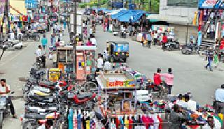 Occupational occupation on the footpath on Joshi Market Road | जोशी मार्केट मार्गावरील फुटपाथवर व्यावसायिकांचा कब्जा