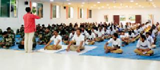 Lessons of Yoga by Police Jawans | पोलीस जवानांनी गिरविले योगाचे धडे