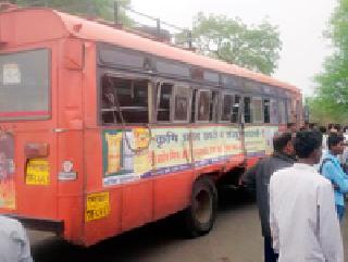 The ST bus of the truck hit | ट्रकची एसटी बसला धडक The ST bus of the truck hit | ट्रकची एसटी बसला धडक