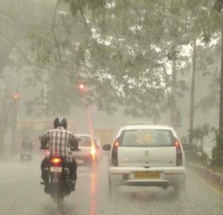 Heavy rains across the state, including Mumbai, have been damaged in low lying areas | मुंबईसह राज्यभरात मुसळधार पाऊस, सखल भागात साचलं पाणी