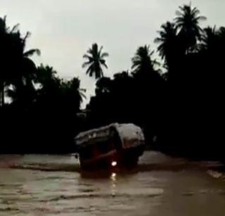 Video - carry truckloads of water in the river | व्हिडिओ - नदीच्या पुरात ट्रक गेला वाहून