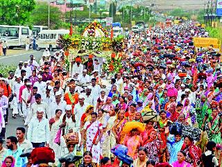 The departure of saintly Nivittinatha Palkhi | संतश्रेष्ठ निवृत्तिनाथांच्या पालखीचे प्रस्थान