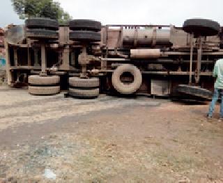 Truck reversed, three injured | ट्रक उलटला, तिघे जखमी Truck reversed, three injured | ट्रक उलटला, तिघे जखमी