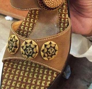 Pakistan printed 'OM' on Chapals, Hindu Bhadale | पाकिस्ताननं चपलांवर छापले 'ओम', हिंदू भडकले