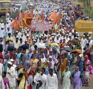 The departure of Sant Nivittinath's Pandichi to Pandharpur | संत निवृत्तिनाथांच्या पालखीचे पंढरपूरकडे प्रस्थान