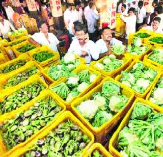 Vegetable costlier due to inward drop | आवक घटल्याने भाजीपाला महागला