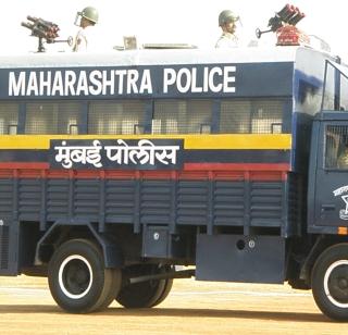 Police van destroyed, both arrested | पोलिसांची व्हॅन फोडली, दोघांना अटक