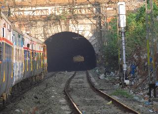 Debris near the parasitic tunnel, the speed of rail transport started slowly | पारसिक बोगद्याजवळील दरड हटवली, रेल्वे वाहतूक धिम्या गतीने सुरू