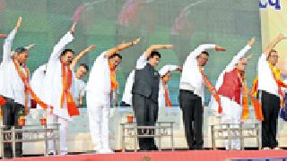 'Yoga' flood! - Thousands of people including Gadkari have made Yoga | ‘योग’ पूर !- गडकरींसह हजारो नागपूरकरांनी केली योगसाधना