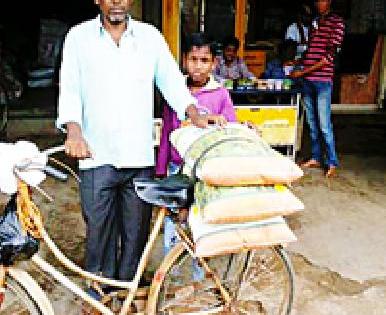 Farmers lined up for seeds | बियाणांसाठी शेतकऱ्यांच्या उड्या