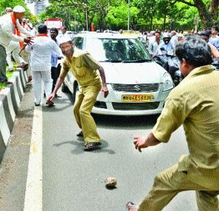 The taxi association's idle bandwidth | टॅक्सी संघटनेचा बेमुदत बंदचा इशारा