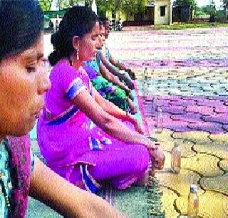 Women's 'Advi Batal Yoga' in Buldhana | बुलडाण्यात महिलांचा ‘आडवी बाटली योग’