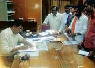 Hundreds of farmers deprived of crop insurance | पीक विम्यापासून शेकडो शेतकरी वंचित Hundreds of farmers deprived of crop insurance | पीक विम्यापासून शेकडो शेतकरी वंचित