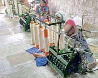 Many people get jobs from spinning yarn | आश्रमातील सूत कताईतून अनेकांना मिळतोय रोजगार Many people get jobs from spinning yarn | आश्रमातील सूत कताईतून अनेकांना मिळतोय रोजगार