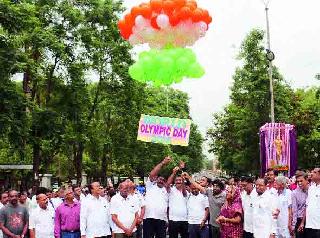 Marathon statue unveiled | मॅरेथॉन पुतळ्याचे अनावरण