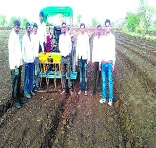 The farmer changed the sowing machinery | शेतक-यांनी केला पेरणी यंत्रात बदल The farmer changed the sowing machinery | शेतक-यांनी केला पेरणी यंत्रात बदल