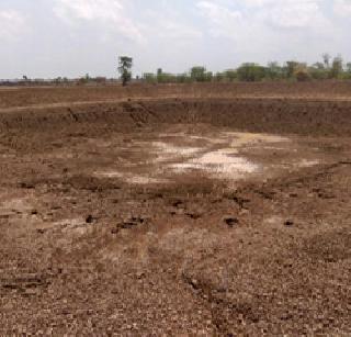 First rain in Nardoda rain water in Freshwater Farm | नरदोडा येथे पहिल्याच पावसात मुरले शेततळ्यात पाणी