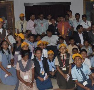 Railway Minister Suresh Prabhu with students from Lokmat Air Travel Program | लोकमत हवाई सफर उपक्रमातील विद्यार्थ्यांसमवेत रेल्वेमंत्री सुरेश प्रभू मनसोक्त रमले