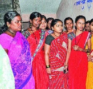 Circle of parents' headmistress | पालकांचा मुख्याध्यापिकेला घेराव Circle of parents' headmistress | पालकांचा मुख्याध्यापिकेला घेराव