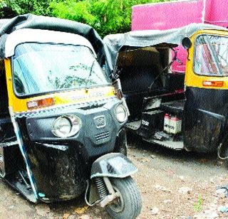 Riding the truck with six rickshaws | भरधाव ट्रकची सहा रिक्षांना धडक Riding the truck with six rickshaws | भरधाव ट्रकची सहा रिक्षांना धडक