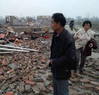 Windy rain hits 98 people, more than 800 injured in China | चीनमध्ये वादळी पावसाचा कहर, 98 जणांचा मृत्यू तर 800हून अधिक जखमी