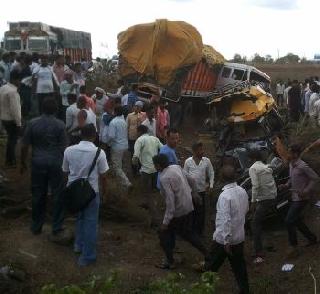 Truck in Dhule - 28 dead in Accident, 16 killed | धुळ्यात ट्रक - वडापचा भीषण अपघात, १६ ठार