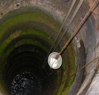 Removing the mud of the well, the four die drowning | विहिरीतील गाळ काढताना चौघांचा बुडून मृत्यू