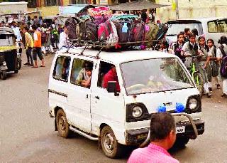 Unsafe School Students Traffic | असुरक्षित शालेय विद्यार्थी वाहतूक